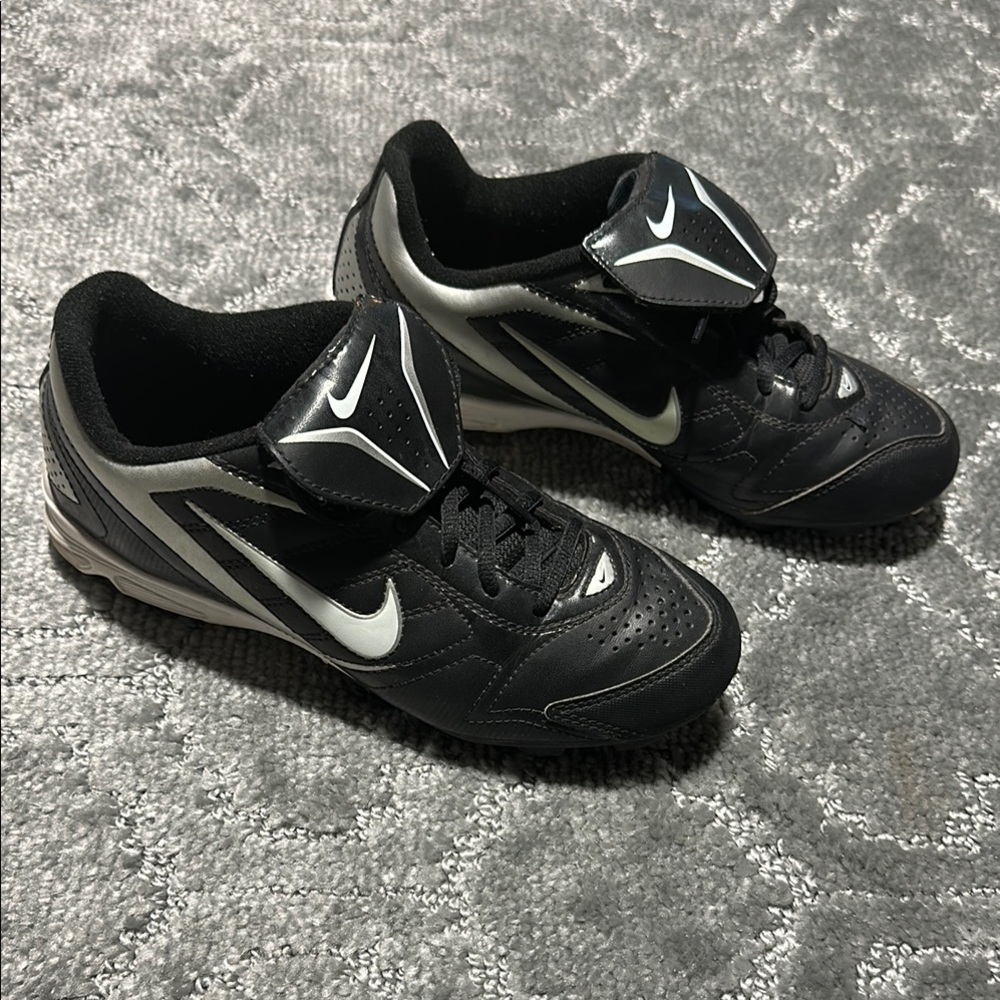 Nike Kids Black Baseball Shoes Size 5Y